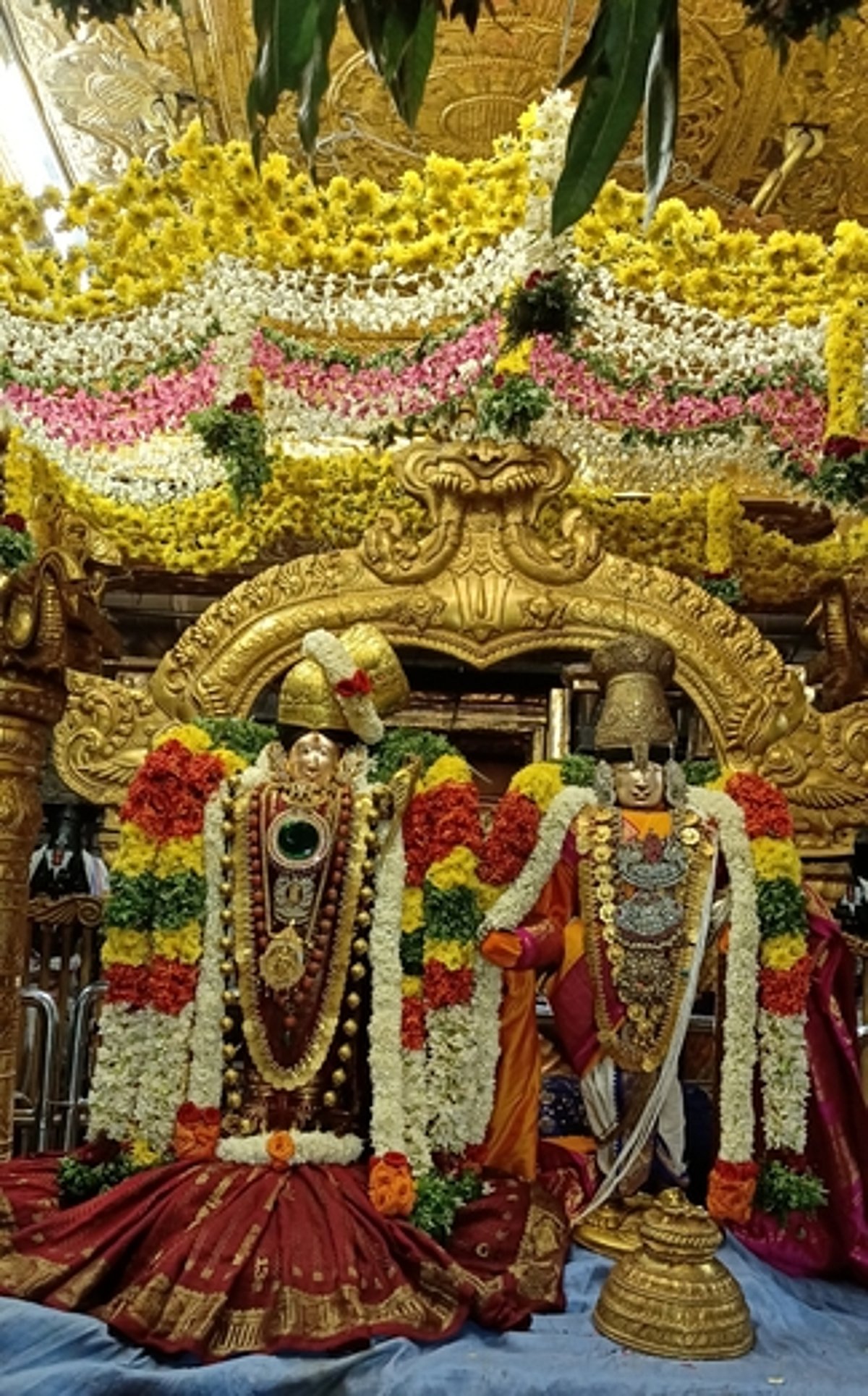 மாா்கழி மாதப் பிறப்பு: ஸ்ரீவில்லிபுத்தூா் ஆண்டாளுக்கு திருப்பாவை பட்டுப் புடவை சாற்றப்பட்டு சிறப்பு பூஜை