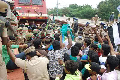 விவசாயிகளுக்கு ஆதரவாக திருச்சியில் விரைவு ரயிலை மறித்து போராட்டம்