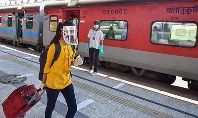 ரயில் பயணிகளுக்கு புதிய வசதி: பக்கவாட்டு கீழ் படுக்கையில் மாற்றம் (விடியோ)