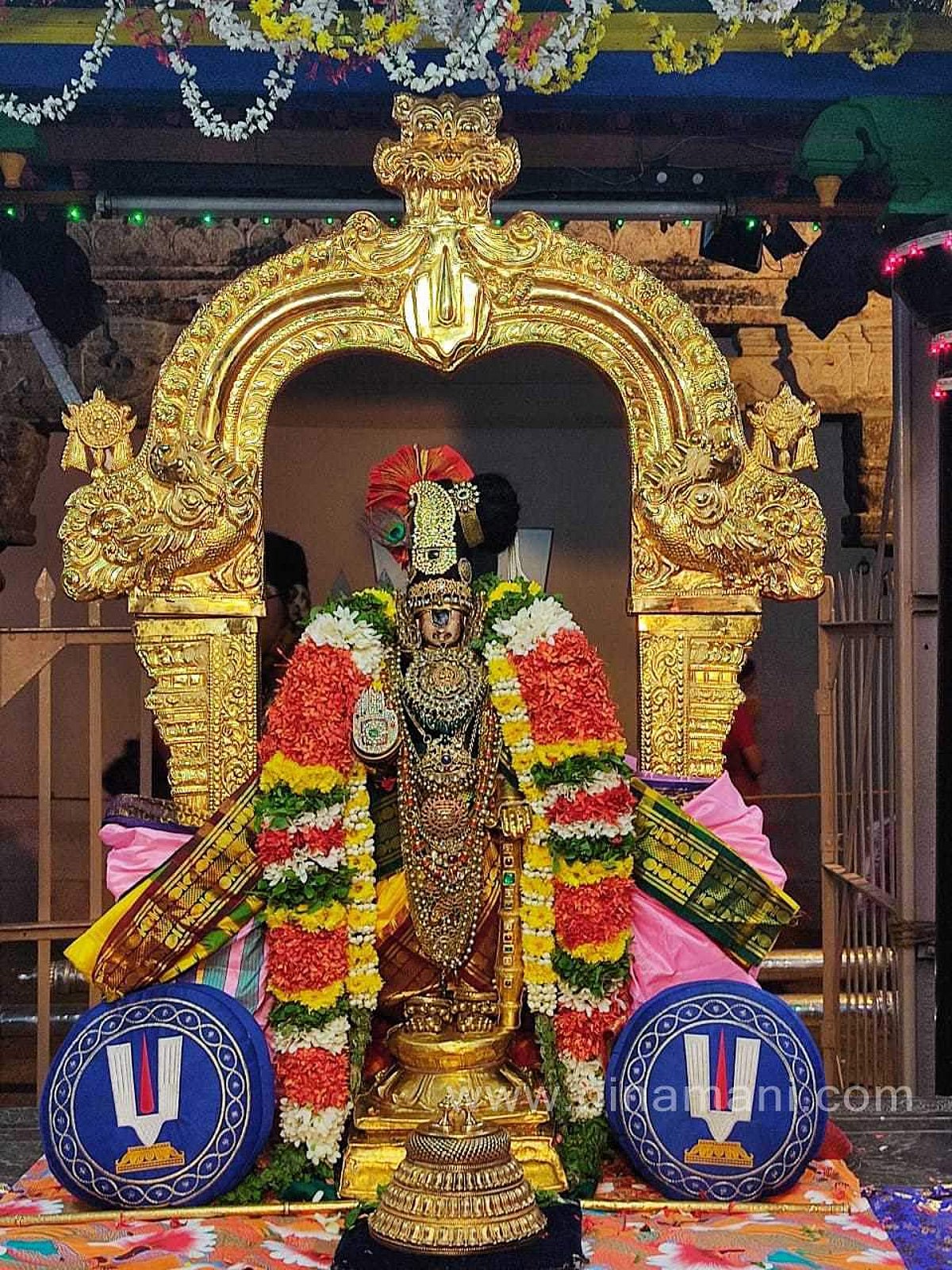 பகல்பத்து 4 ஆம் நாள்: செளரி கொண்டையில் நம்பெருமாள்!