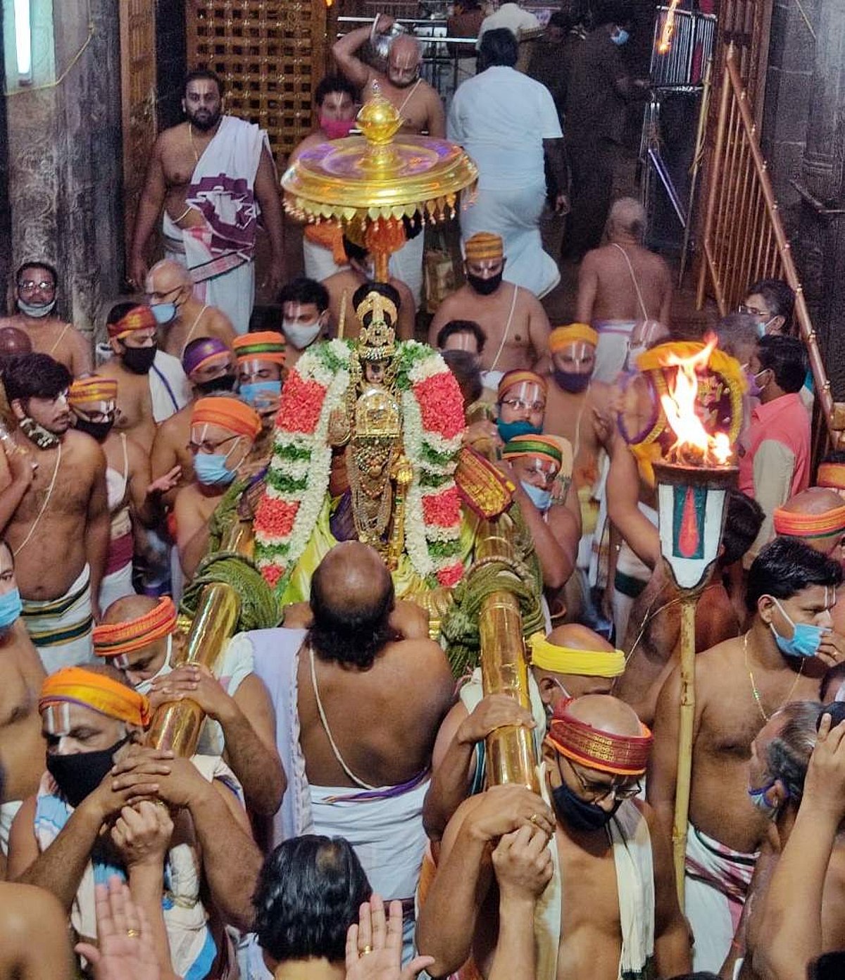 பகல் பத்து 5 ஆம் திருநாள்: கவுரிமான் தொப்பாரை கொண்டையில் நம்பெருமாள்!