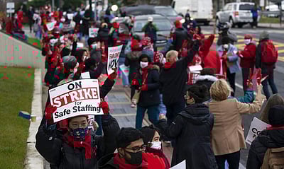 நியூயார்க்கில் செவிலியர்கள் போராட்டம்