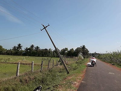 கூத்தாநல்லூர் : சாய்ந்த நிலையில் அபாயகரமான 25 மின் கம்பங்கள் 