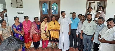 மருத்துவ படிப்புகளுக்கு தேர்வான 4 அரசு பள்ளி மாணவிகளுக்கு பாராட்டு