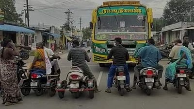 மேட்டூர் வட்டாட்சியர் அலுவலகம் எதிரே மாற்றுத்திறனாளிகள் மறியல் போராட்டம் 