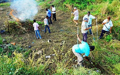 சங்ககிரி அருகே தேவராயன் ஏரியில் 2 ஆவது வாரமாக களர் செடிகள் அகற்றும் பணி 