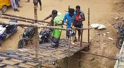 கட்டுமானப் பணியில் மேம்பாலம்: ஆபத்தான முறையில் ஆற்றைக் கடக்கும் மக்கள்