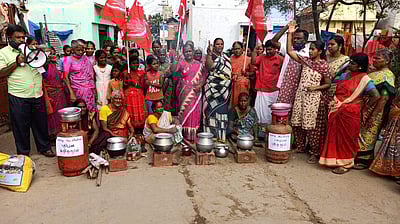 சிலிண்டர் விலை உயர்வு: திருப்பூரில் இந்திய கம்யூனிஸ்ட் கட்சியினர் நூதனப் போராட்டம்