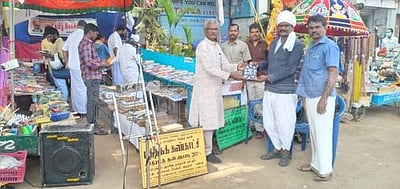 கம்பம் புத்தக கண்காட்சியில் வாசகர்களை வரவேற்ற பாரதியார்!