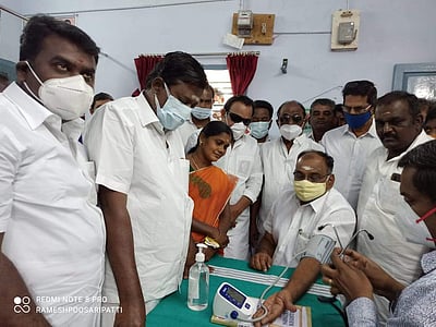 ஓமலூர் அருகே அம்மா சிறு மருத்துவமனையில் பரிசோதனை செய்து கொண்ட அதிமுக எம்எல்ஏ