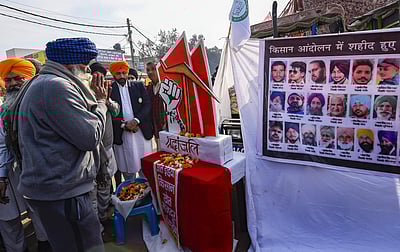 போராட்டத்தில் உயிரிழந்த விவசாயிகள்: தில்லி - உ.பி. எல்லையில் மரியாதை