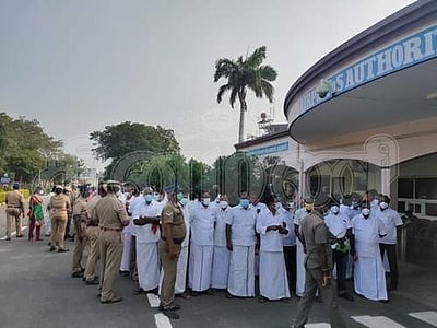 சேலத்தில் கடும் பனி மூட்டம்; சேலம் வரும் விமானம் ஒன்றரை மணி நேரம் தாமதம்: சென்னை புறப்பட்டார் முதல்வர் பழனிசாமி 