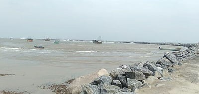 கடல் சீற்றத்தால் பாதிப்பு: கருங்கல் தடுப்புச் சுவரை அகலப்படுத்தக் கோரிக்கை