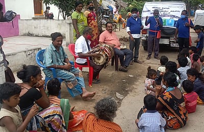 நரிக்குறவா்களுக்கு கரோனா விழிப்புணா்வு