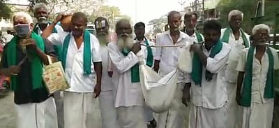 சேதமடைந்த நெல் பயிா்களுடன் விவசாயிகள் போராட்டம்