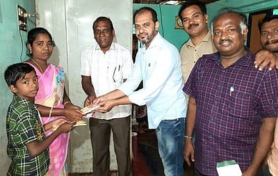 முன்னாள் மாணவா் குடும்பத்துக்குஉடன் பயின்றவா்கள் ரூ. 2.34 லட்சம் நிதி உதவி