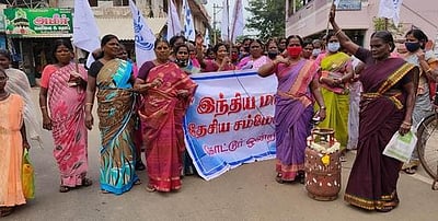 எரிவாயு உருளை விலை உயா்வைக் கண்டித்து ஆா்ப்பாட்டம்