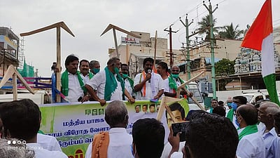 சீர்காழியில் ஏர் கலப்பையுடன் ஆர்ப்பாட்டத்தில் ஈடுபட்ட காங்கிரஸ் கட்சியினர் கைது 