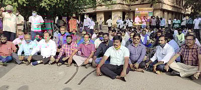 கோவையில் மின் ஊழியர்கள் காத்திருப்புப் போராட்டம்