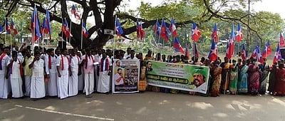 மழையால் பாதிக்கப்பட்டவா்களுக்கு உடனடி நிவாரணம் வழங்கக் கோரி ஆா்ப்பாட்டம்