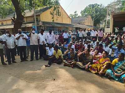 மேட்டூரில் மின்வாரிய தொழிலாளர்கள் காத்திருப்புப் போராட்டம்