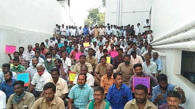 திருப்பூரில் மின் வாரிய ஊழியர்கள் காத்திருப்புப் போராட்டம்