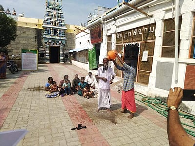 துறையூரில் இந்து சமய அறநிலையத்துறை அலுவலகம் முன்பு பணியாளர்கள் உள்ளிருப்புப் போராட்டம்