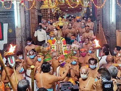 ஸ்ரீரங்கத்தில் முத்து கிரீட அலங்காரத்தில் நம்பெருமாள் புறப்பாடு