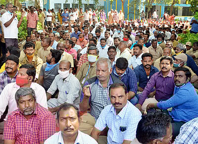 மின்வாரிய ஊழியா்கள் காத்திருப்புப் போராட்டம்