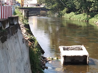 வராக நதியில் சிமென்ட் கழிவுகள் கலப்பு