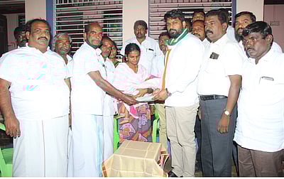 கொலை செய்யப்பட்ட இளைஞா் குடும்பத்துக்குரூ.2 லட்சம் நிவாரண உதவி