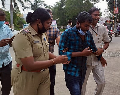 ஆட்சியரகம் முன்பு குடும்பத்துடன் விவசாயி தீக்குளிக்க முயற்சி