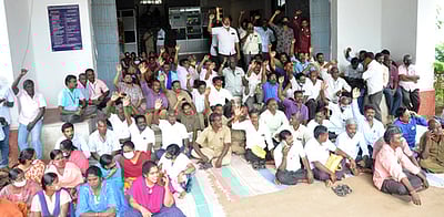 திருச்சியில் மின்வாரிய ஊழியா்கள் காத்திருப்புப் போராட்டம்