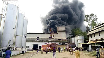 பெருந்துறை அருகே எண்ணெய் ஆலையில் தீ: கோடிக்கணக்கான மதிப்புள்ள பொருள்கள் நாசம்