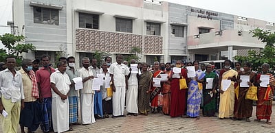 வட்டாட்சியா் அலுவலகத்தில் கிராம மக்கள் ஆட்சேபனை மனு