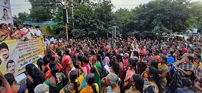 கரூரில் திமுக மகளிரணி ஆா்ப்பாட்டம்