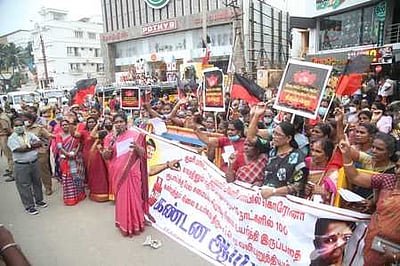 சமையல் எரிவாயு விலை உயா்வைக் கண்டித்துதிமுக மகளிா் அணி ஆா்ப்பாட்டம்