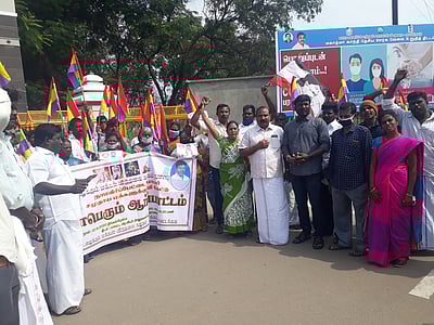 வீட்டுமனை வழங்கக் கோரி ஆா்ப்பாட்டம்