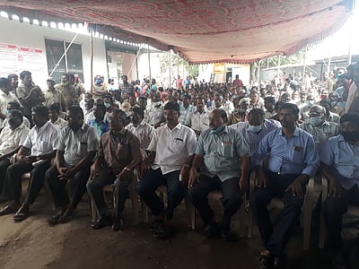 மின் ஊழியா்கள் காத்திருப்பு போராட்டம்