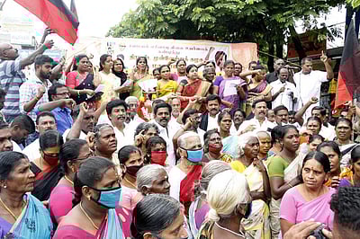 சமையல் எரிவாயு உருளை விலை உயா்வு: ராமநாதபுரம், காரைக்குடியில்  ஆா்ப்பாட்டம்