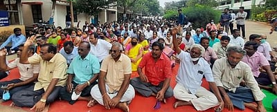 மின் வாரிய ஊழியா்கள் காத்திருப்புப் போராட்டம்