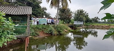 மானூா் விவசாயிகள் வேளாண் கல்விச் சுற்றுலா