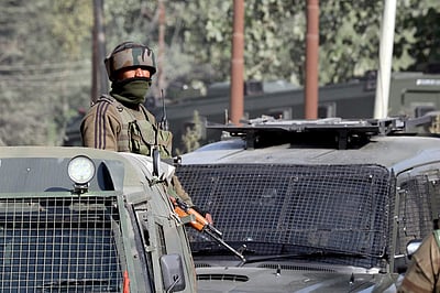 ஜம்மு - காஷ்மீரில் 3 பாதுகாப்புப் படை வீரர்கள் காயம்