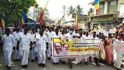 வன்னியர்களுக்கு 20 சதவீத இட ஒதுக்கீடு: ஊத்தங்கரை பேரூராட்சி அலுவலகத்தில் மனு கொடுக்கும் போராட்டம்