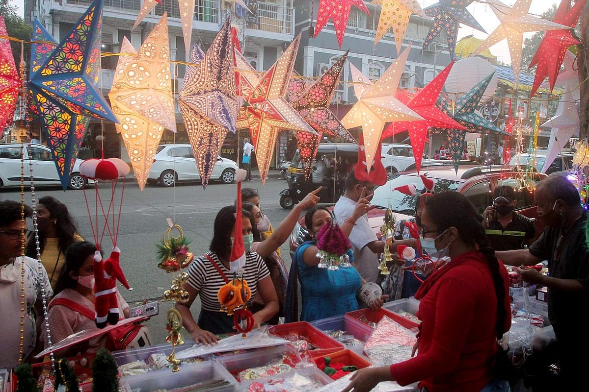 மகாராஷ்டிர மாநிலம் மும்பையில் கிறிஸ்துமஸ் பண்டிகையை முன்னிட்டு வீட்டை அலங்கரிக்கும் பொருள்களை வாங்க கடை வீதிகளில் குவிந்த மக்கள். படம்:ஏஎன்ஐ