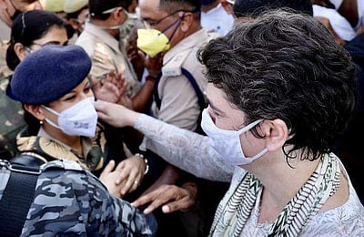 மக்கள் பிரதிநிதிகளை அனுமதிப்பதில் அரசுக்கு என்ன பிரச்னை? பிரியங்கா