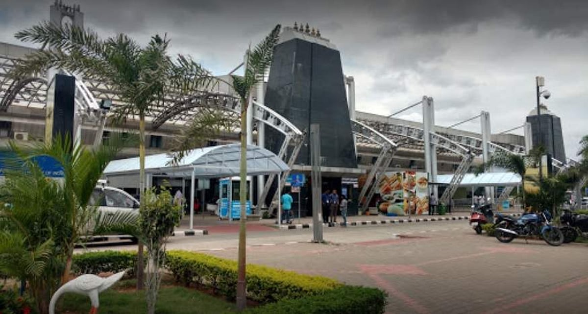 திருச்சி விமான நிலையத்தில் தங்கம் கடத்த உதவியதாக ஏர் இந்தியா ஊழியர் உள்பட 5 பேர் கைது