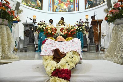 உலகம் முழுவதும் கிறிஸ்துமஸ் பண்டிகை கோலாகலம் - புகைப்படங்கள்