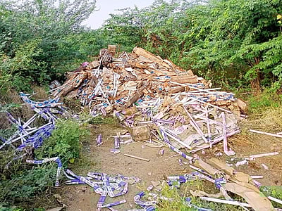 எடப்பாடி அருகே குடியிருப்புப் பகுதியில் வீசப்பட்ட மின்சாதனப்பொருட்கள்