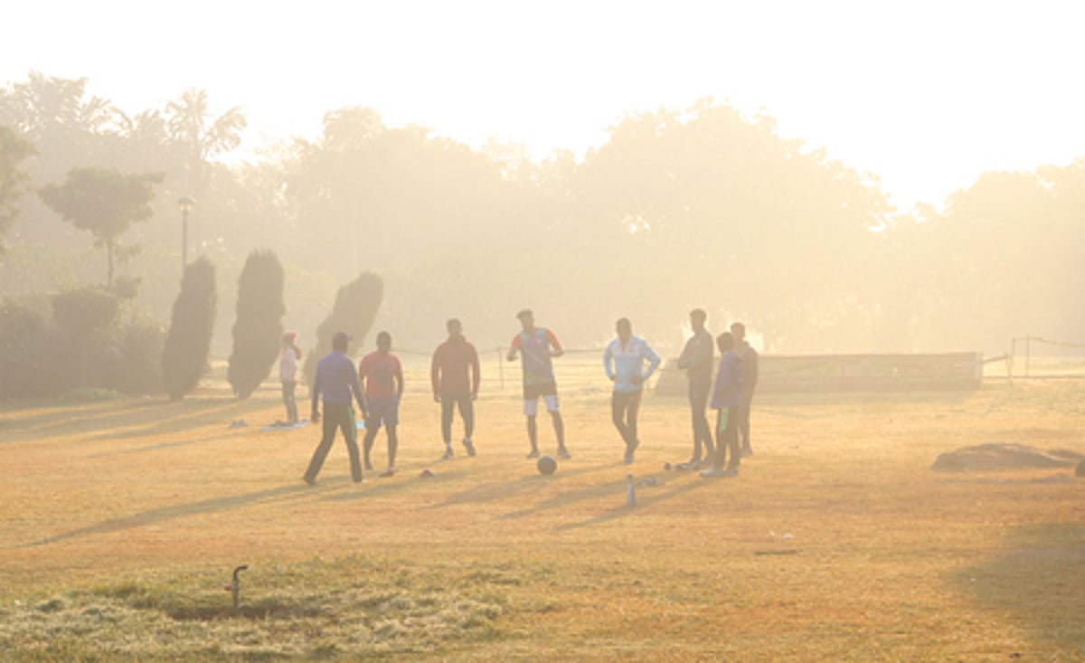 தில்லியில் மிதமான பனி மூட்டம்: 5 டிகிரி செல்சியஸுக்கு கீழே குளிா்!